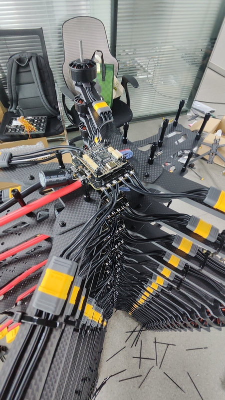 13 pollici SE FPV Drone Trasmissione di segnale stabile Immagini ad alta definizione Lunga durata della batteria E staccabile